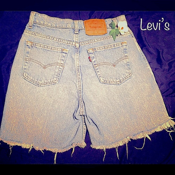 Vintage distressed style LEVIS cutoff shorts - Picture 4 of 16